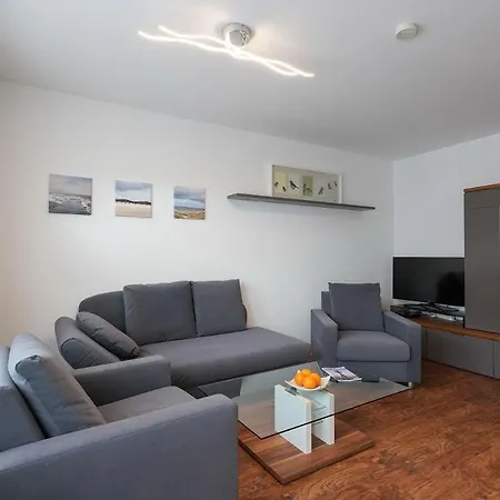 Upholmstr Hemker דירה *